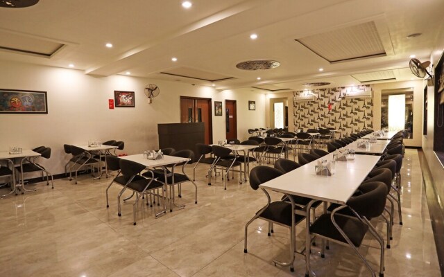 OYO 10343 Hotel Heera Foods