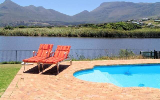 Stunning 3-bed Lakeside Villa With Private Pool