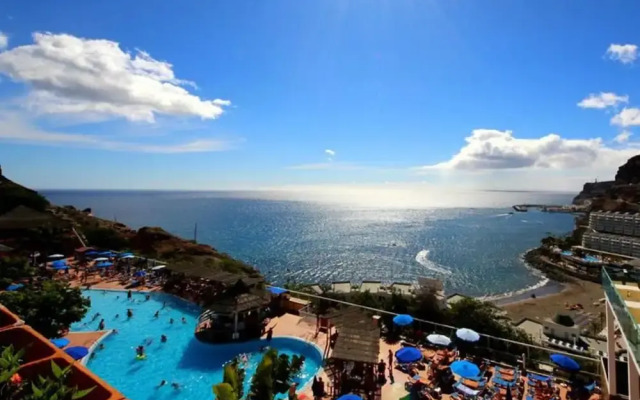 Renovated Apartment by the Beach and Yumbo Centre
