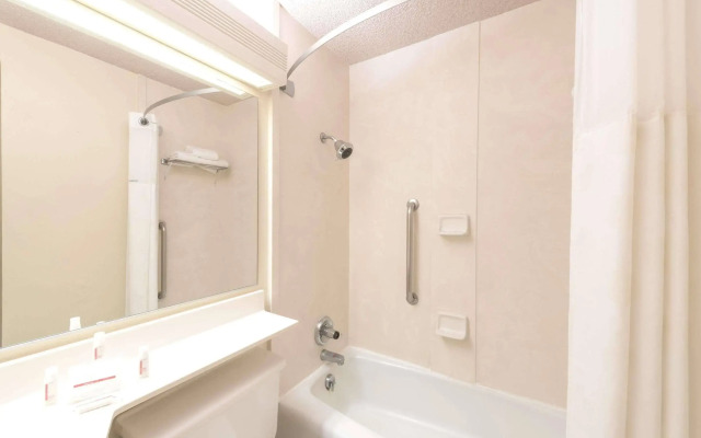 Holiday Inn Dallas Market Ctr Love Field by IHG