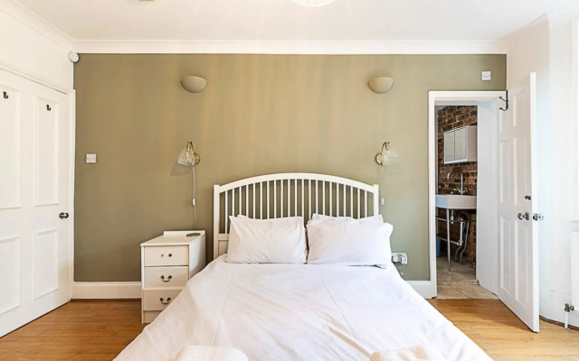 Cosy and Modern Battersea Home
