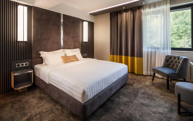 -- ESTE PARK HOTEL -- part of Urban Chic Luxury Design Hotels - open since October 2022 - Parking - Compliments - next to Shopping & Dining - Mall Plovdiv