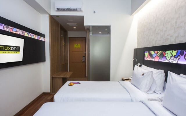 MaxOneHotels at Dharmahusada - Surabaya