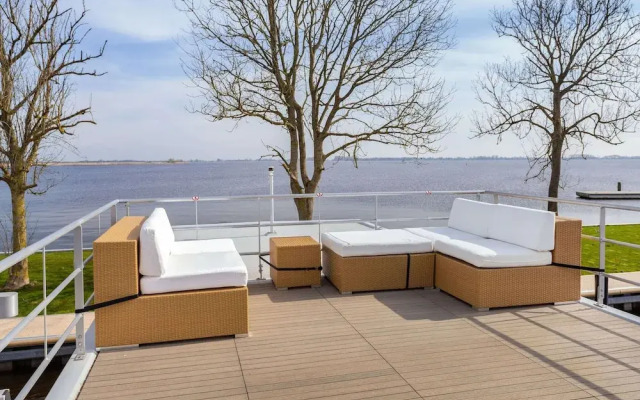 Houseboat Sneekermeer With Garden and Views