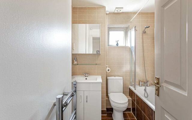 Beautiful 3 Bed House W Patio 10 Mins to Excel