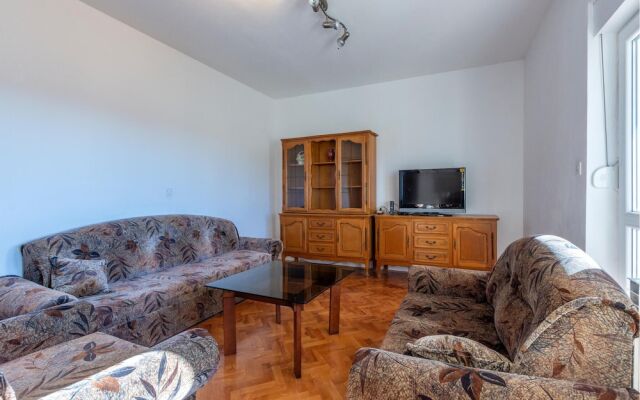 Nice Apartment in Kastel Luksic With 3 Bedrooms