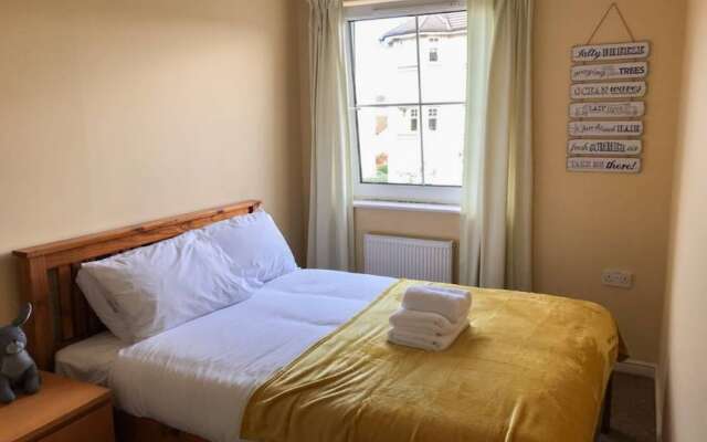 Bright 2 Bedroom Apartment With Parking in Edinburgh