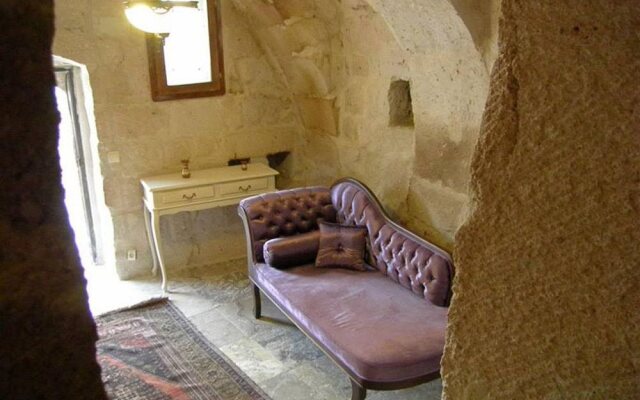 AkCave Suites and Resort
