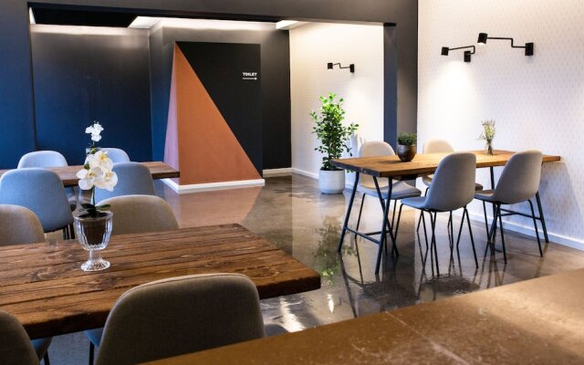 Hotel B