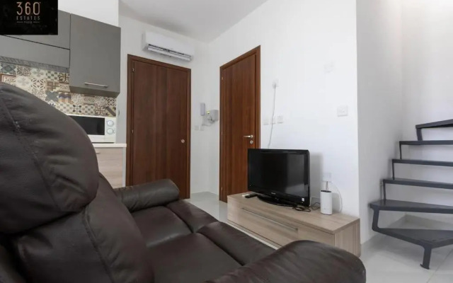 Spacious, 1BR duplex off UNI/Hospital with WIFI by 360 Estates