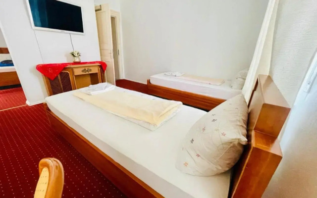 Hotel Pension De Lux