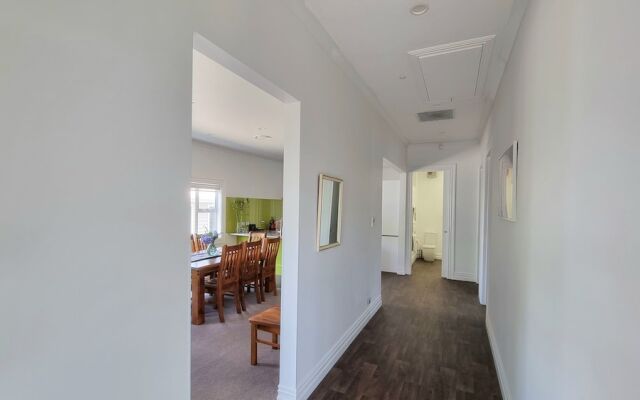 Cheerful 5 - Bedroom Home - Free Parking