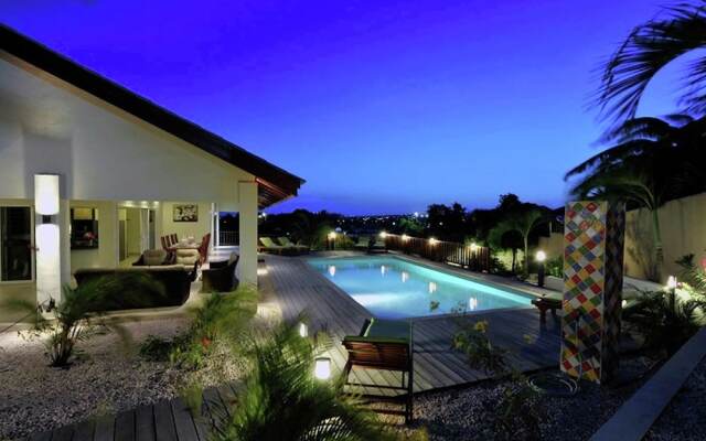 Modern Villa with Swimming Pool in Willemstad