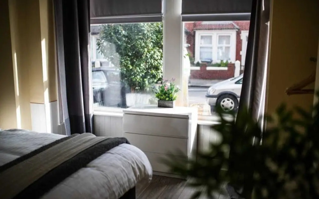 Tulip House Sasco Apartments