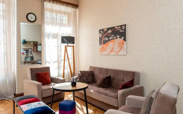 Wehost Cozy and colorful apartment with balcony