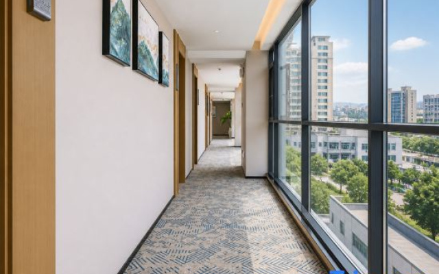 Yuechen Executive Apartment (Chuangwei Innovation Valley, Yingshishi Metro Station) – Balcony – Shenzhen