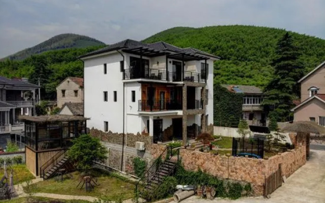 Stream Banks Private Hostel