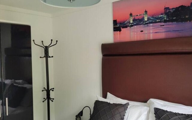 Captivating 2-bed Bungalow in Oulton Broad
