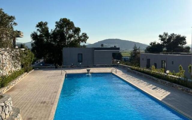 Scenic Flat With Shared Pool in Milas