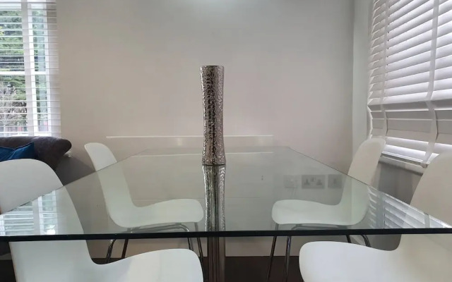 Modern Spacious Executive Apartment