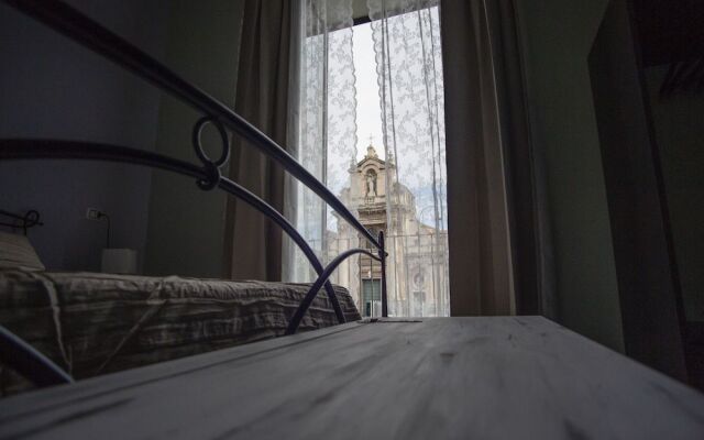 Re Carlo Rooms