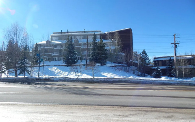 Crestview Condominium's