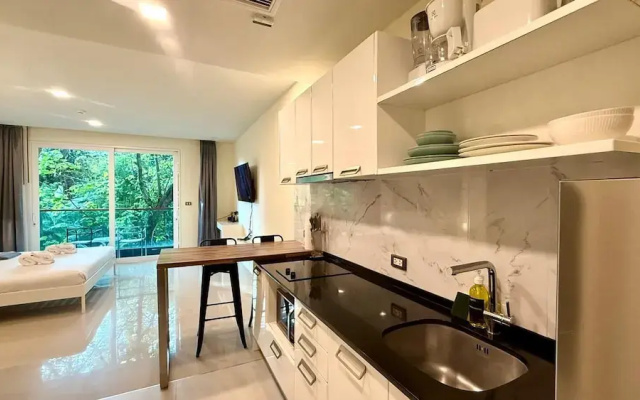 Emerald 412a - Studio With Balcony and Shared Pool