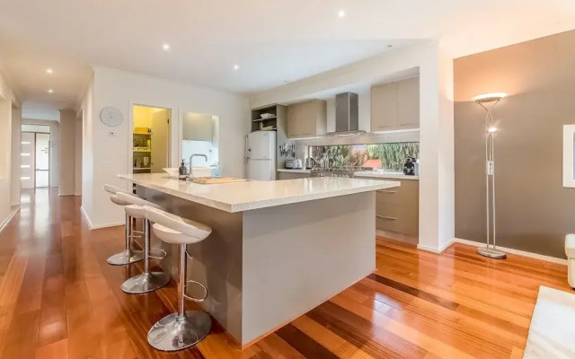 Oceans 11 - Surfside - Wifi & Foxtel - Pet Friendly (Outside Only)