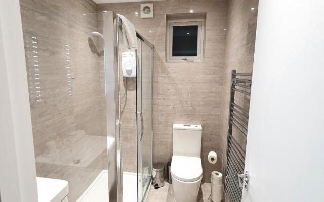 Garland Stylish Apartment 2 In Greater London