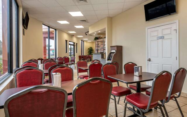 Econo Lodge Inn & Suites Maingate Central
