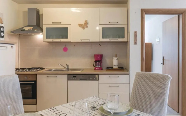 Stunning Home in Novigrad With Wifi and 4 Bedrooms