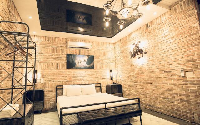 Koi Boutique Riverside