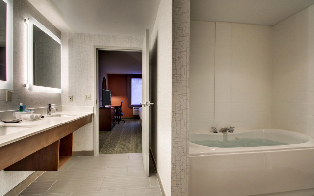 Holiday Inn Express & Suites Lincoln East - White Mountains by IHG