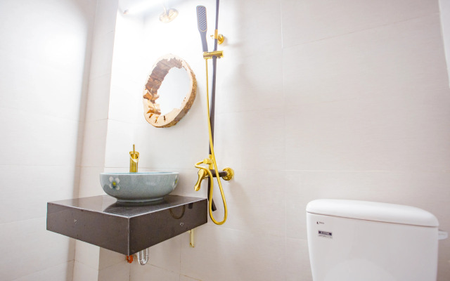 Lucky Hotel by OYO Rooms