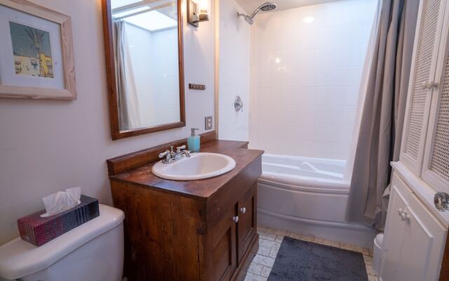 Stunning 2 Bedroom Apt! 3mins Walk From CDN Metro
