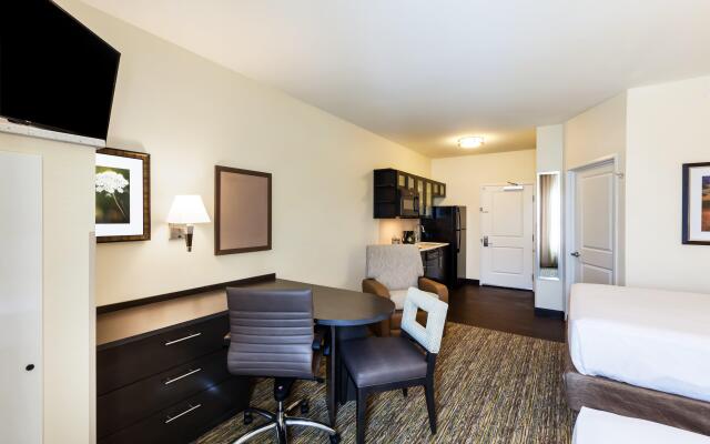 Candlewood Suites Lenexa - Overland Park Area