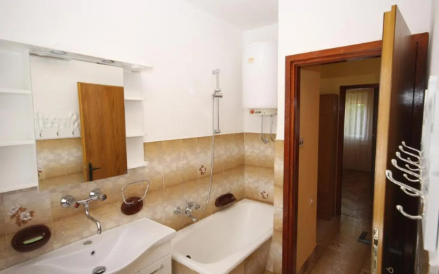 Two bedroom apartment, nice neighborhood, free parking, WiFi