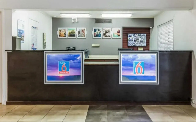 Motel 6 Alexandria, LA - South