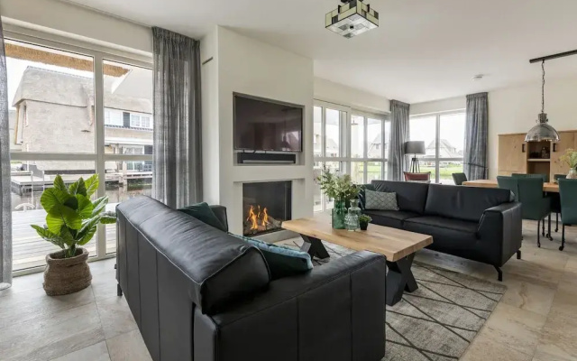 Spacious Villa With a Sauna, at the Tjeukemeer