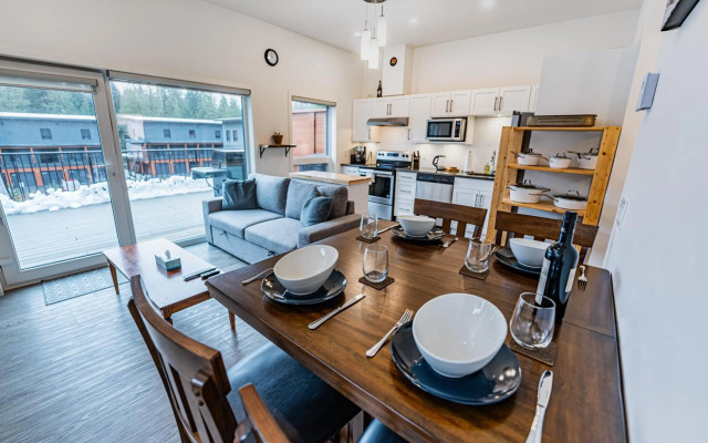 Niska's Den by Revelstoke Vacations