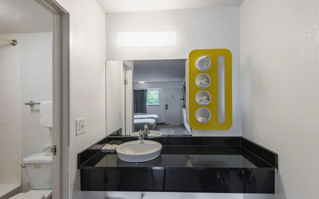 Motel 6-Overland Park, KS