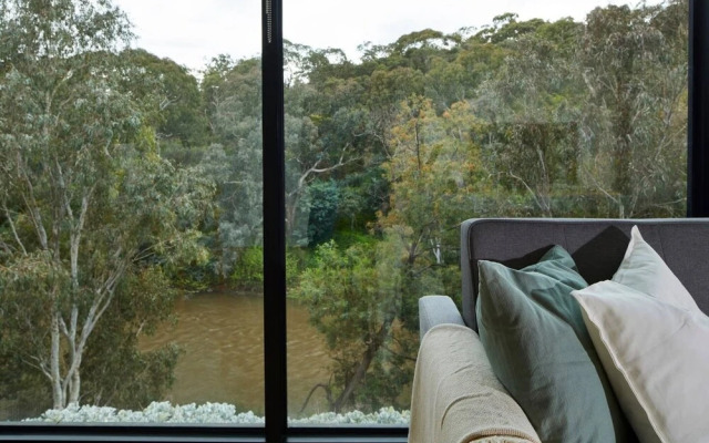2BR Apt With Yarra River Views & Parking