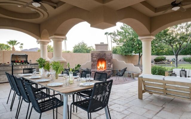 Primrose by AvantStay | Sleeps 23! Desert Estate w/ Theater & Pool + Hot Tub