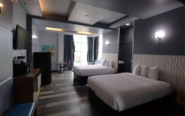 Days Inn & Suites by Wyndham Milwaukee