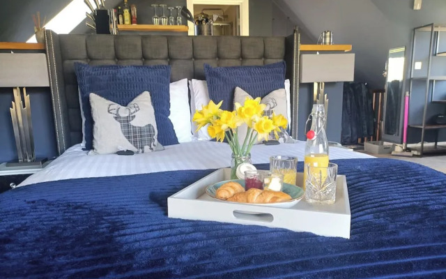 Romantic Chalet- Hot Tub- Games Room-stream-views