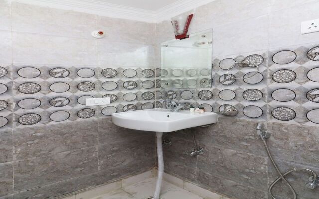 OYO 13658 Hotel Tanish Palace