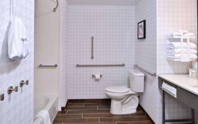 Hampton Inn & Suites Greensboro Downtown