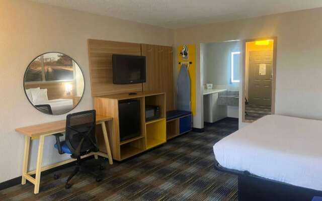 Days Inn & Suites by Wyndham Mobile