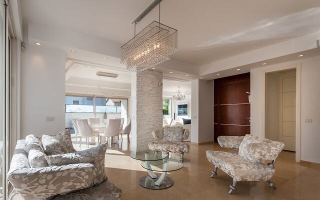Luxurious Villa with great location