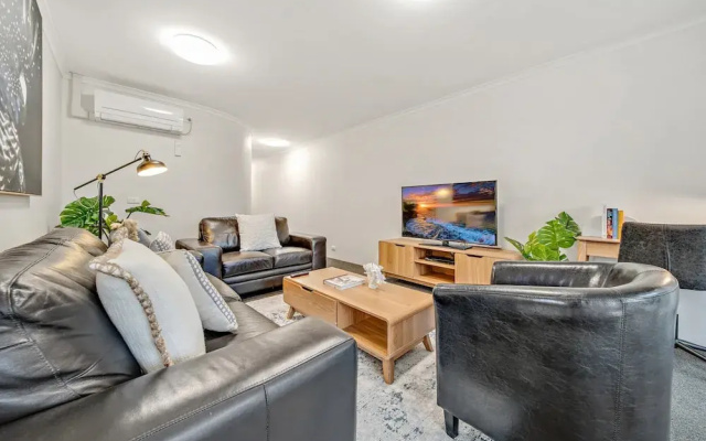 2-bed With Pool, Bbq, Tennis Court & Parking